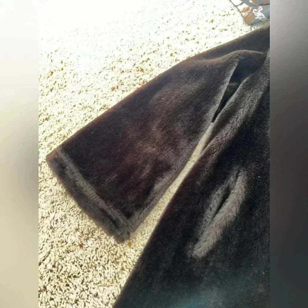 Gently used woman'ss fur coat size m - Picture 4 of 9